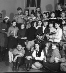 Wieczorynka harcerska w Zasadniczej Szkole Handlowej, fotografia grupowa