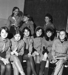 Wieczorynka harcerska w Zasadniczej Szkole Handlowej, grupa harcerek
