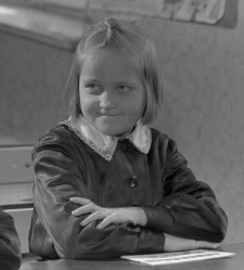 SP nr 5, dziewczynka przy biurku