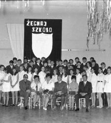 SP nr 7, zakończenie roku szkolnego, pożegnanie klas, zdjęcie grupowe