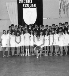 SP nr 7, zakończenie roku szkolnego, pożegnanie klas, zdjęcie grupowe