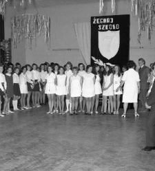 SP nr 7, zakończenie roku szkolnego, pożegnanie klas, zdjęcie grupowe