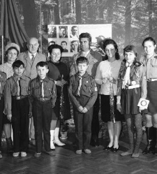 SP nr 7, Przyrzeczenie harcerskie w Muzeum Ruchu Rewolucyjnego, fotografia grupowa