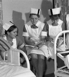 Państwowy Szpital Kliniczny, uczennice pielęgniarstwa przy ł&oacute;żku pacjenta