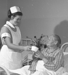 Państwowy Szpital Kliniczny, pielęgniarka podaje leki pacjentce