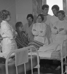 Państwowy Szpital Kliniczny, lekarka i studenci przy ł&oacute;żku pacjenta