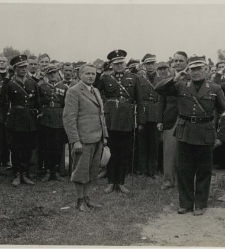 Wojewoda śląski Michał Grażyński wśr&oacute;d wojskowych