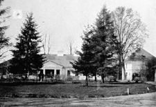 Dwór w Lusławicach ze zborem aryańskim. Zdjęcie fotograficzne. Ilustracja do książki. [Dokument ikonograficzny]
