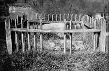 Grób Faustyna Socyna pod Lusławicami. Zdjęcie fotograficzne. Ilustracja do książki. [Dokument ikonograficzny]