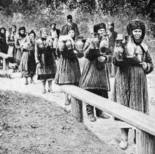 MILKMAIDS OF KIEV MAKING THEIR MORNING ROUND. Ilustracja do książki. [Dokument ikonograficzny]
