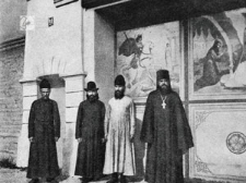 PRIEST AND MONKS IN AN ECCLESIASTICAL QUARTER OF KIEV. Ilustracja do książki. [Dokument ikonograficzny]