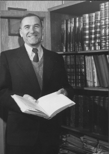 [Dyrektor Wojew&oacute;dzkiej i Miejskiej Biblioteki Publicznej w Białymstoku Władysław Malewski przy księgozbiorze]