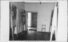 [Wojew&oacute;dzka i Miejska Biblioteka Publiczna w Białymstoku - wystawa w holu wejściowym]