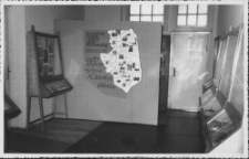 [Wojew&oacute;dzka i Miejska Biblioteka Publiczna w Białymstoku - wystawa "Poznajemy zabytki i piękno ziemi białostockiej podr&oacute;żując autostopem, kajakiem, rowerem, pieszo"]