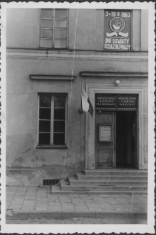 [Wojew&oacute;dzka i Miejska Biblioteka Publiczna w Białymstoku - wejście gł&oacute;wne, 1963]