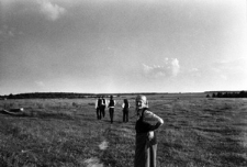 Białoruś. Wieś Gorańcy. Zagroda skrzypka Konstantego Kościuka. W drodze po Kościuka pasącego owce. Kolekcja fotografii dokumentalnej &bdquo;Losy posłuchane &ndash; Białoruś&rdquo;. [Dokument ikonograficzny]