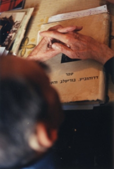 Maurycy Weiss w swoim mieszkaniu. Drohobycz. Kolekcja fotografii dokumentalnej – Ukraina. [Dokument ikonograficzny]