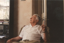 Ukraina. Drohobycz. Alfred Schreyer w swoim mieszkaniu. &bdquo;Kolekcja fotografii dokumentalnej &ndash; Ukraina&rdquo;. [Dokument ikonograficzny]