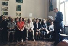 Drohobycz. Spotkanie z żydowską gmina wyznaniową. Przemawia Maurycy Weiss. W pierwszym rzędzie siedzi Alfred Schreyer. &bdquo;Kolekcja fotografii dokumentalnej &ndash; Ukraina&rdquo;. [Dokument ikonograficzny]