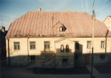 Sejny, ul. Piłsudskiego. Budynek Starej Poczty Polskiej. Obecnie Dom Pogranicza. Kolekcja fotografii dokumentalnej – Polska. Pogranicze polsko-litewskie. [Dokument ikonograficzny]