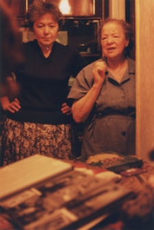 Ukraina. Drohobycz. Wizyta u Pani Dziuni z żydowskiej gminy wyznaniowej i jej męża Pana Semena. „Kolekcja fotografii dokumentalnej – Ukraina”. [Dokument ikonograficzny]