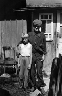 Wojejkowce. Jan Bośko z wnukiem. Kolekcja fotografii dokumentalnej „Losy posłuchane – Białoruś”. [Dokument ikonograficzny]