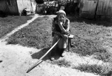 Nowosi&oacute;łki. Babcia Elizawieta Szczapuk-Jakowliena. &bdquo;Wo spod haju&rdquo;. Kolekcja fotografii dokumentalnej &bdquo;Losy posłuchane &ndash; Białoruś&rdquo;. [Dokument ikonograficzny]