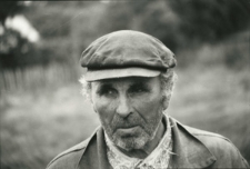 Portret mężczyzny. Wieś Krzywólka. Wykonane podczas podróży do wiosek polskich nad Bugiem. Kolekcja fotografii dokumentalnej – Losy posłuchane. Wioski pogranicza polsko-ukraińskiego w Polsce nad Bugiem. [Dokument ikonograficzny]