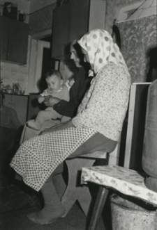 Spotkanie. Wykonane podczas podróży do wiosek polskich nad Bugiem. Kolekcja fotografii dokumentalnej – Losy posłuchane. Wioski pogranicza polsko-ukraińskiego w Polsce nad Bugiem. [Dokument ikonograficzny]