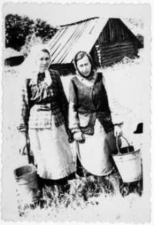 Białoruś. Wieś Serafiny. Fotografia z albumu rodzinnego Malwiny Mikuć (ur. 1920). Kolekcja fotografii archiwalnej &ndash; Losy posłuchane - Białoruś. [Dokument ikonograficzny]