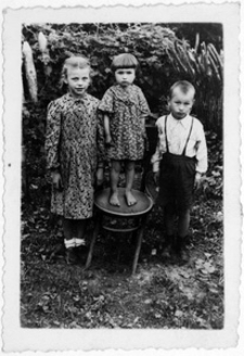 Białoruś. Wieś Serafiny. Fotografia z albumu rodzinnego Malwiny Mikuć (ur. 1920). Kolekcja fotografii archiwalnej – Losy posłuchane - Białoruś. [Dokument ikonograficzny]