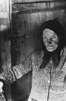 Mieszkanka wioski w okolicach Lidy. Kolekcja fotografii dokumentalnej „Losy posłuchane – Białoruś”. [Dokument ikonograficzny]