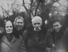 Białoruś. Wieś Katawicze. Fotografia z albumu rodzinnego Reginy (ur. 1910) i Stanisławy (ur. 1930) Pyszyńskich. Kolekcja fotografii archiwalnej &ndash; Losy posłuchane - Białoruś. [Dokument ikonograficzny]