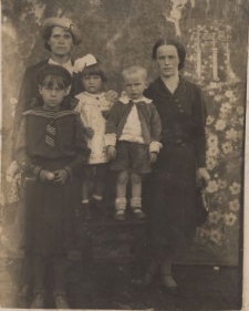Białoruś. Wieś Katawicze. Fotografia z albumu rodzinnego Reginy (ur. 1910) i Stanisławy (ur. 1930) Pyszyńskich. Kolekcja fotografii archiwalnej &ndash; Losy posłuchane - Białoruś. [Dokument ikonograficzny]