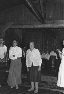 Choroszczynka. Zabawa w remizie. Wykonane podczas podr&oacute;ży do wiosek polskich nad Bugiem. Kolekcja fotografii dokumentalnej &ndash; Losy posłuchane. Wioski pogranicza polsko-ukraińskiego w Polsce nad Bugiem. [Dokument ikonograficzny]