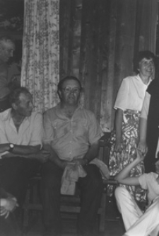 Choroszczynka. Zabawa w remizie. Wykonane podczas podróży do wiosek polskich nad Bugiem. Kolekcja fotografii dokumentalnej – Losy posłuchane. Wioski pogranicza polsko-ukraińskiego w Polsce nad Bugiem. [Dokument ikonograficzny]