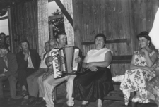 Choroszczynka. Zabawa w remizie. Wykonane podczas podr&oacute;ży do wiosek polskich nad Bugiem. Kolekcja fotografii dokumentalnej &ndash; Losy posłuchane. Wioski pogranicza polsko-ukraińskiego w Polsce nad Bugiem. [Dokument ikonograficzny]