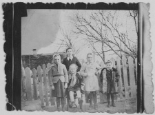 Białoruś. Wieś Markucie. Fotografia z albumu rodzinnego Bernardy Połujan. Kolekcja fotografii archiwalnej – Losy posłuchane - Białoruś. [Dokument ikonograficzny]