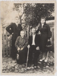 Białoruś. Wieś Arcisze. Fotografia z albumu rodzinnego Władzi Kirwiel (ur. 1926). Kolekcja fotografii archiwalnej – Losy posłuchane - Białoruś. [Dokument ikonograficzny]