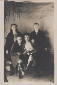 Białoruś. Wieś Arcisze. Fotografia z albumu rodzinnego Władzi Kirwiel (ur. 1926). Kolekcja fotografii archiwalnej &ndash; Losy posłuchane - Białoruś. [Dokument ikonograficzny]