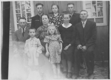 Białoruś. Wieś Piaskowce. Fotografia z albumu rodzinnego Juliana Czapli (ur.1921). Kolekcja fotografii archiwalnej &ndash; Losy posłuchane - Białoruś. [Dokument ikonograficzny]