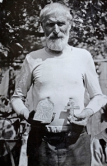 Pan Ołów. Rolnik i kolekcjoner z Krasnopola. Kolekcja fotografii dokumentalnej – Polska. Pogranicze polsko-litewskie. [Dokument ikonograficzny]