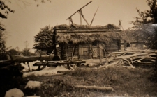 Krasnopol. Budynki gospodarcze nad jeziorem Długim. Kolekcja fotografii dokumentalnej – Polska. Pogranicze polsko-litewskie. [Dokument ikonograficzny]