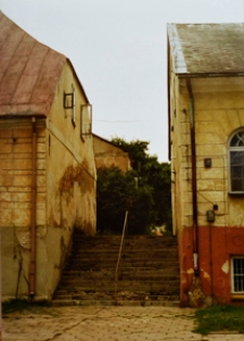Sejny. Budynek Jesziwy i dawnej Poczty Polskiej. Kolekcja fotografii dokumentalnej – Polska. Pogranicze polsko-litewskie. [Dokument ikonograficzny]