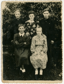 Białoruś. Wieś Markucie. Fotografia z albumu rodzinnego Bernardy Połujan. Kolekcja fotografii archiwalnej – Losy posłuchane - Białoruś. [Dokument ikonograficzny]