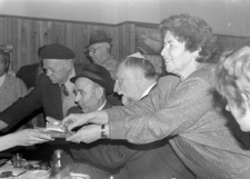 Litwa. Po wernisażu wystawy malarstwa Andrzeja Strumiłły „Psalmy” w Synagodze w Kownie. Kolekcja fotografii dokumentalnej – Litwa. [Dokument ikonograficzny]