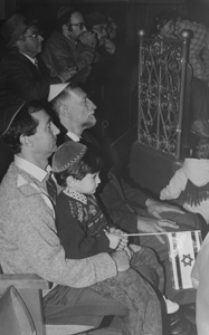 Litwa. Po wernisażu wystawy malarstwa Andrzeja Strumiłły &bdquo;Psalmy&rdquo; w Synagodze w Kownie. Kolekcja fotografii dokumentalnej &ndash; Litwa. [Dokument ikonograficzny]