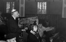 Litwa. Po wernisażu wystawy malarstwa Andrzeja Strumiłły &bdquo;Psalmy&rdquo; w Synagodze w Kownie. Kolekcja fotografii dokumentalnej &ndash; Litwa. [Dokument ikonograficzny]