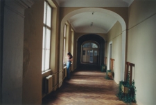 Drohobycz. W budynku byłego Państwowego Gimnazjum im. Władysława Jagiełły. &bdquo;Kolekcja fotografii dokumentalnej &ndash; Ukraina&rdquo;. [Dokument ikonograficzny]