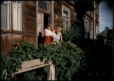 Zdjęcie rodzinne przed domem, ul. Starobojarska 14, Białystok, 05.09.1987 r.